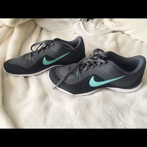 never worn!! women’s nike running shoes